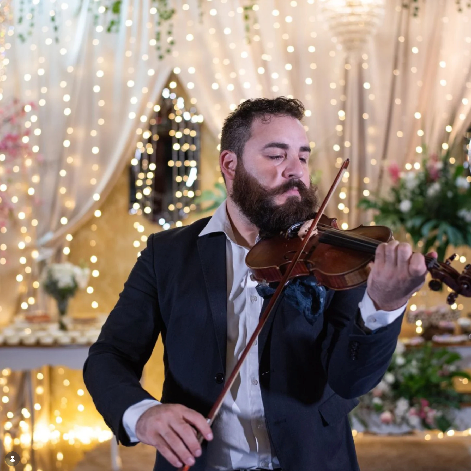 Wagner Rezer tocando violino em cerimônia de casamento