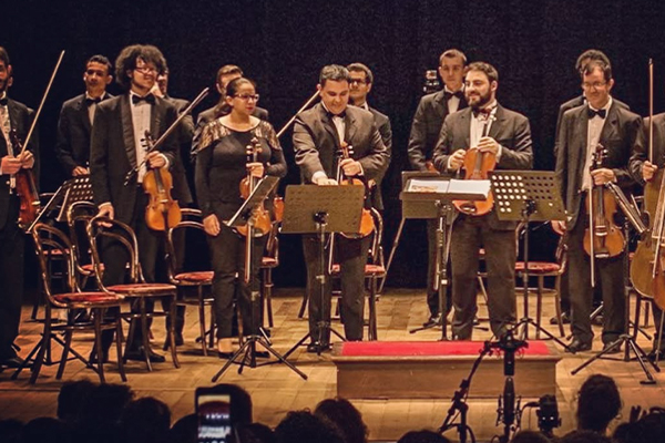 Palco preparado para evento com orquestra